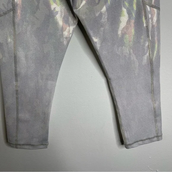 ZYIA Silver Camo Metallic Pocket Light n Tight Hi-Rise Capri 20" Leggings Sz M - Picture 8 of 16